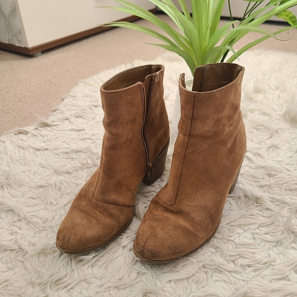 Brown faux suede ankle booties - Picture 4 of 6